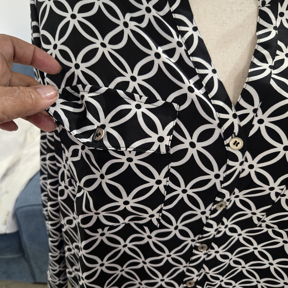 Women’s 2X Black White Geometric Blouse Button Front Lightweight Roll Tab Sleeve - Picture 6 of 13